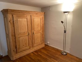 Grosser Tannenholzschrank