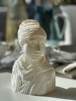 3D-gedruckte Frauenstatue mit Perlenohrringen