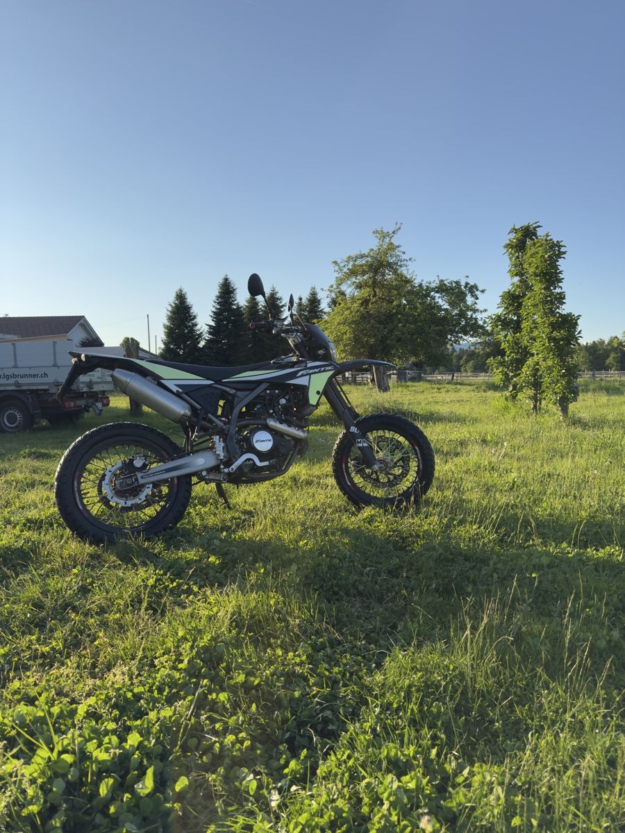 Fantic Route: Fantic XMF 125 Motarrad – D'occasion à Schwarzhäusern par nik_xf9j