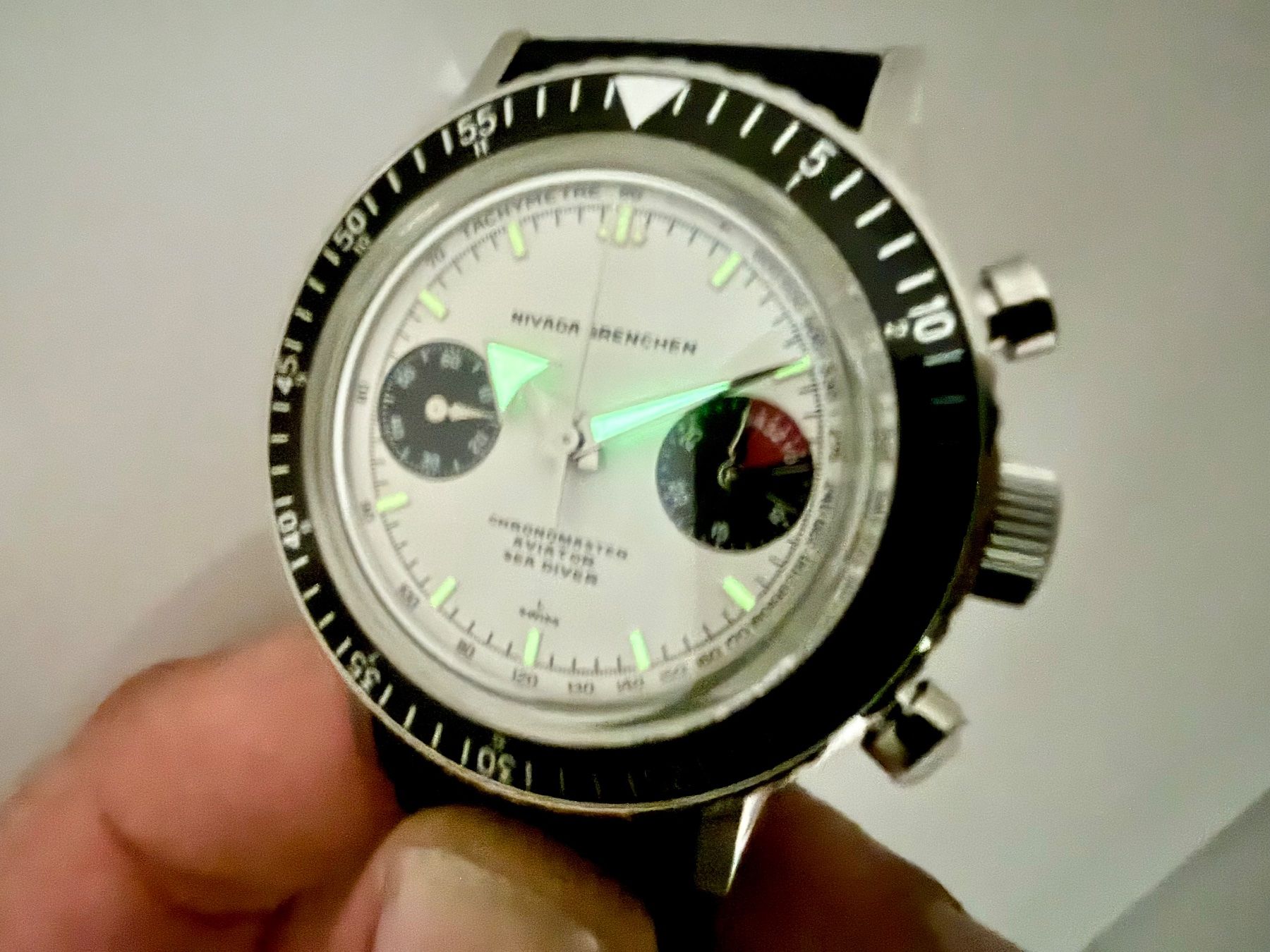 Nivada Orologi: NIVADA Grenchen Chronomaster "White Panda" Chro, Fr.2’150.- – Nuovo e nell'imballaggio originale da Le Mont-sur-Lausanne venduto da LycaGallery 8