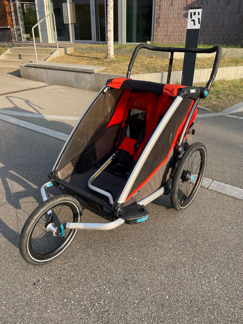 Thule Anhänger: Thule Cross 2 mit Jogging-Rad – Gebraucht aus Zürich von Placevendome