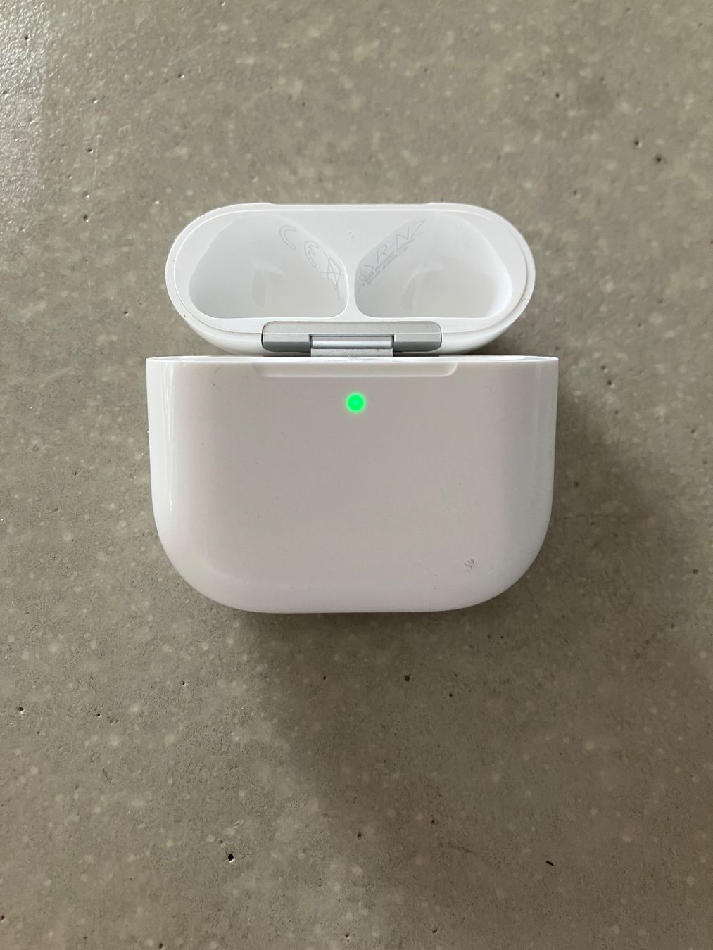 Apple Kopfhörer: APPLE AIRPODS 4 CASE ANC – Gebraucht aus Lausanne von mr.v