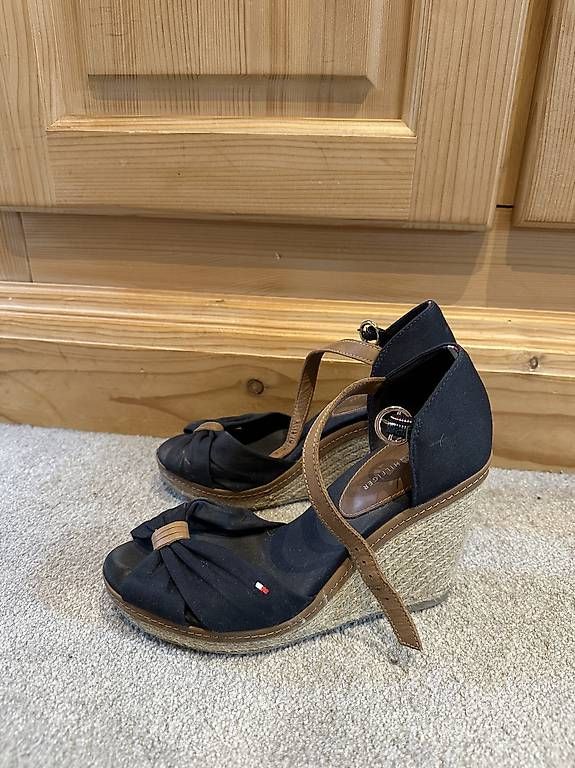 Tommy Hilfiger Scarpe da donna: Tommy Hilfiger EUR 37 – Usato da Ebertswil venduto da rom_fg8j