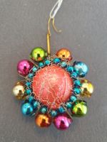 ANTIKER WEIHNACHTSCHMUCK MIT BUNDEN KUGEL