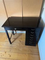 Kleiner Schreibtisch mit Schubladen