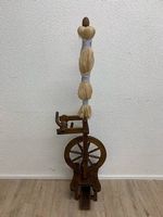 Antikes Bauernspinnrad aus Massivholz mit Rocken