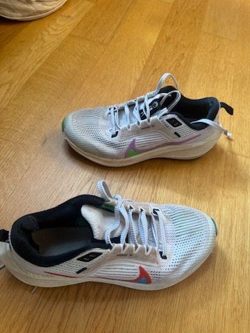 Nike Scarpe per ragazzi: Nike white running shoes 36.5 – Usato da Zürich venduto da 93vase 1