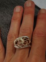 Damenring Silber mit Gold Elementen abstrakt getragen handma
