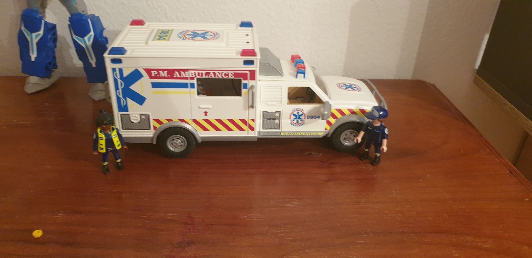 Playmobil Giocattoli: Ambulance playmobil + robot – Usato da Fribourg venduto da mal_8zjh 1