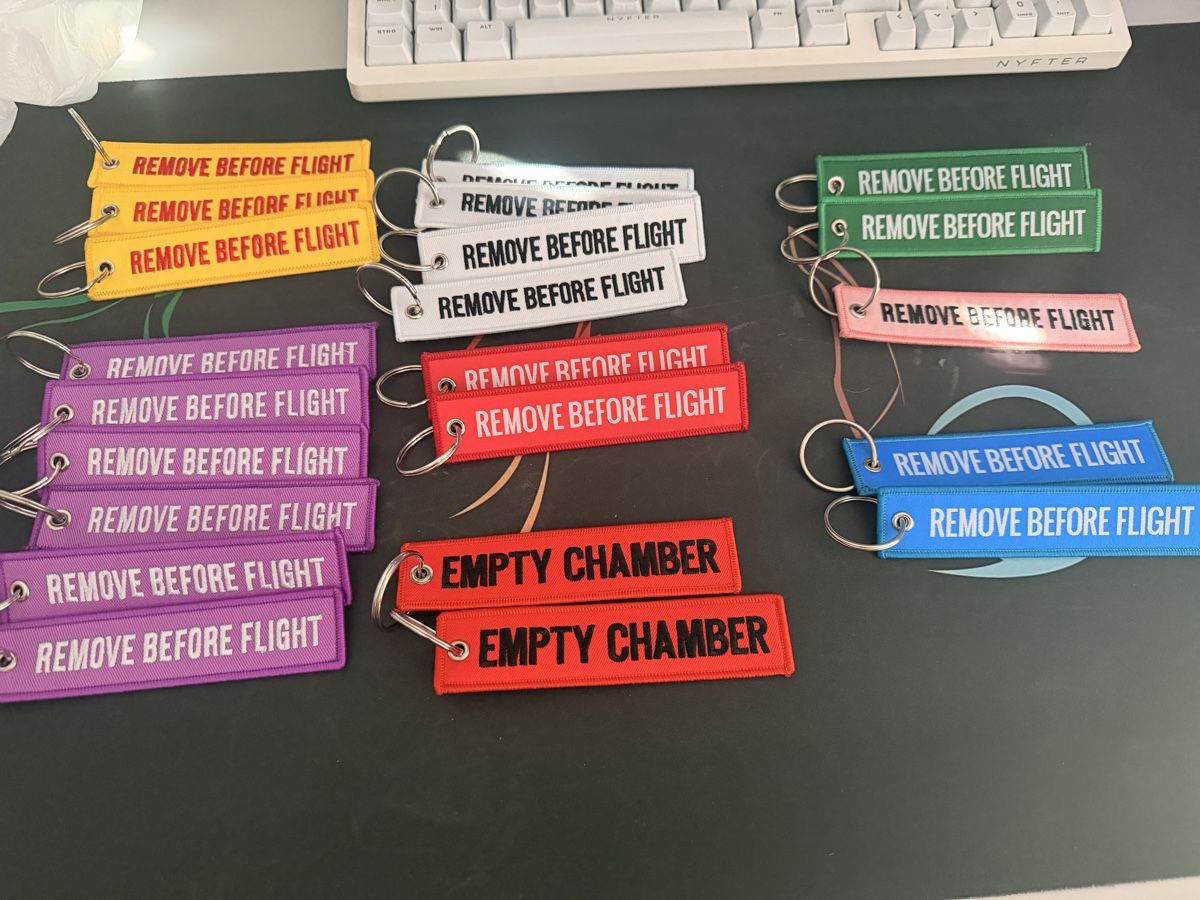 Portachiavi: Schlüsselanhänger Remove Before Flight diverse Farben Set – Nuovo (secondo la descrizione) da Zürich venduto da SiLENZiO