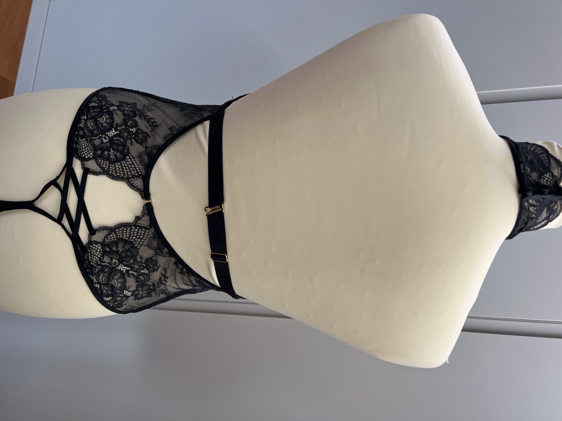 Altra biancheria intima: Schwarzer Spitzenbody mit Neckholder, Grösse S – Usato da Gamprin venduto da sim_7whp 2