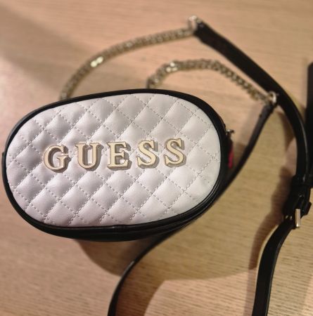 GUESS Mini Tasche Weiss Quilted Oval Chain Crossbody Bag