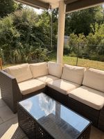 Gartenlounge mit Tisch und 2 Stühlen