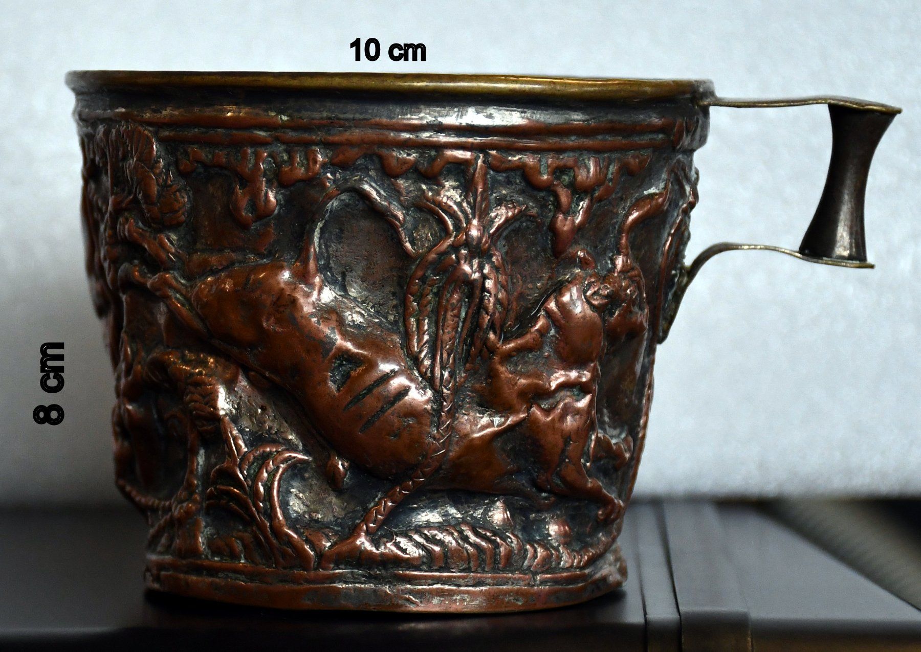 Tazze: Antiker Becher oder Tasse mit Jagdmotiv, ca. 8cm hoch – Usato da Rotkreuz venduto da salsanera 1