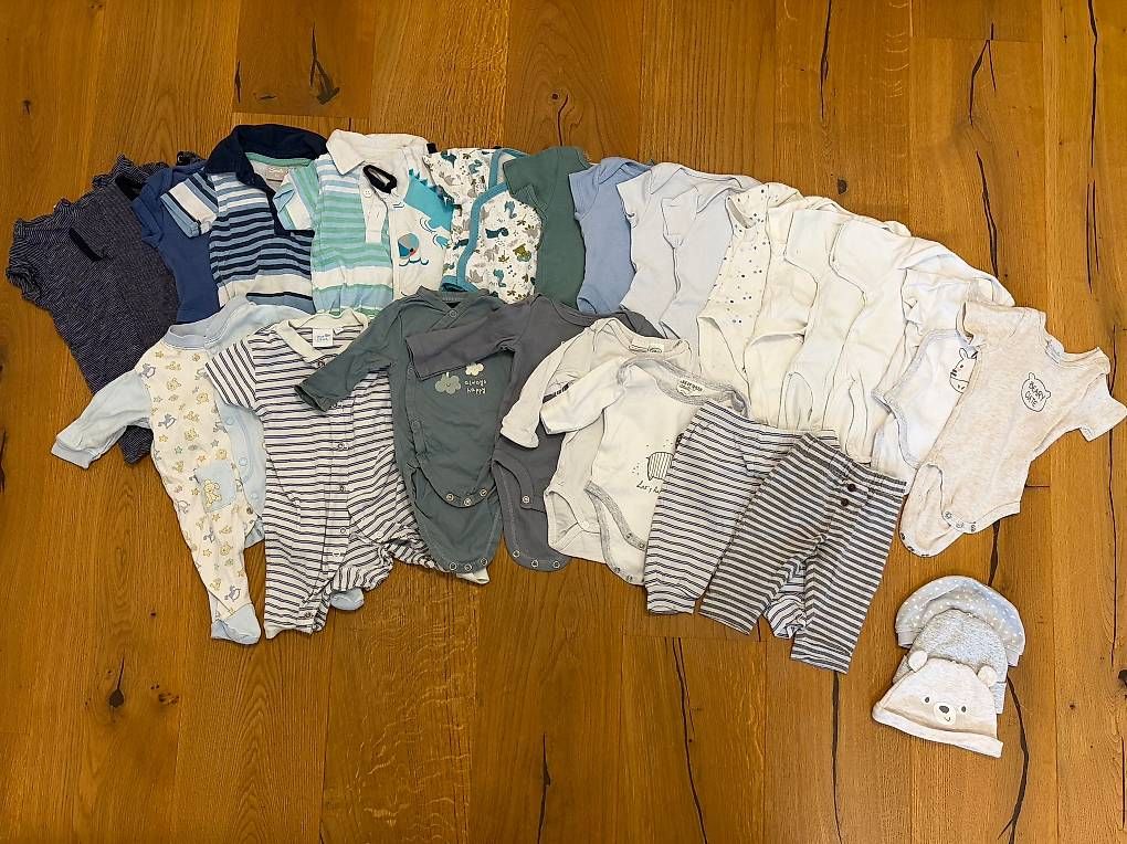 Lotti & Set di vestiti: Babykleider Grösse 50-56 – Usato da Bettwiesen venduto da tuemian