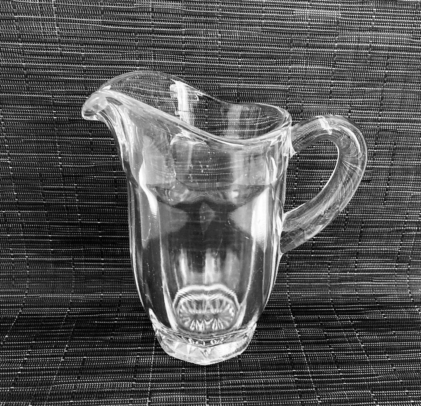 Caraffe: Alter Glaskrug, Pressglas – Usato da Zürich venduto da cornetto55
