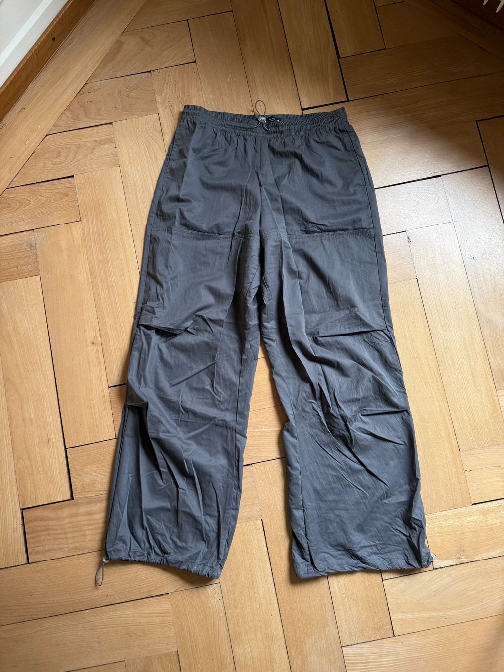 Zara Pantalons: ZARA - Track Pants dunkelgrau M – D'occasion à Zürich par Diazaio