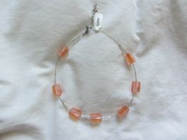 Silberne Kette mit orangen Rechtecken