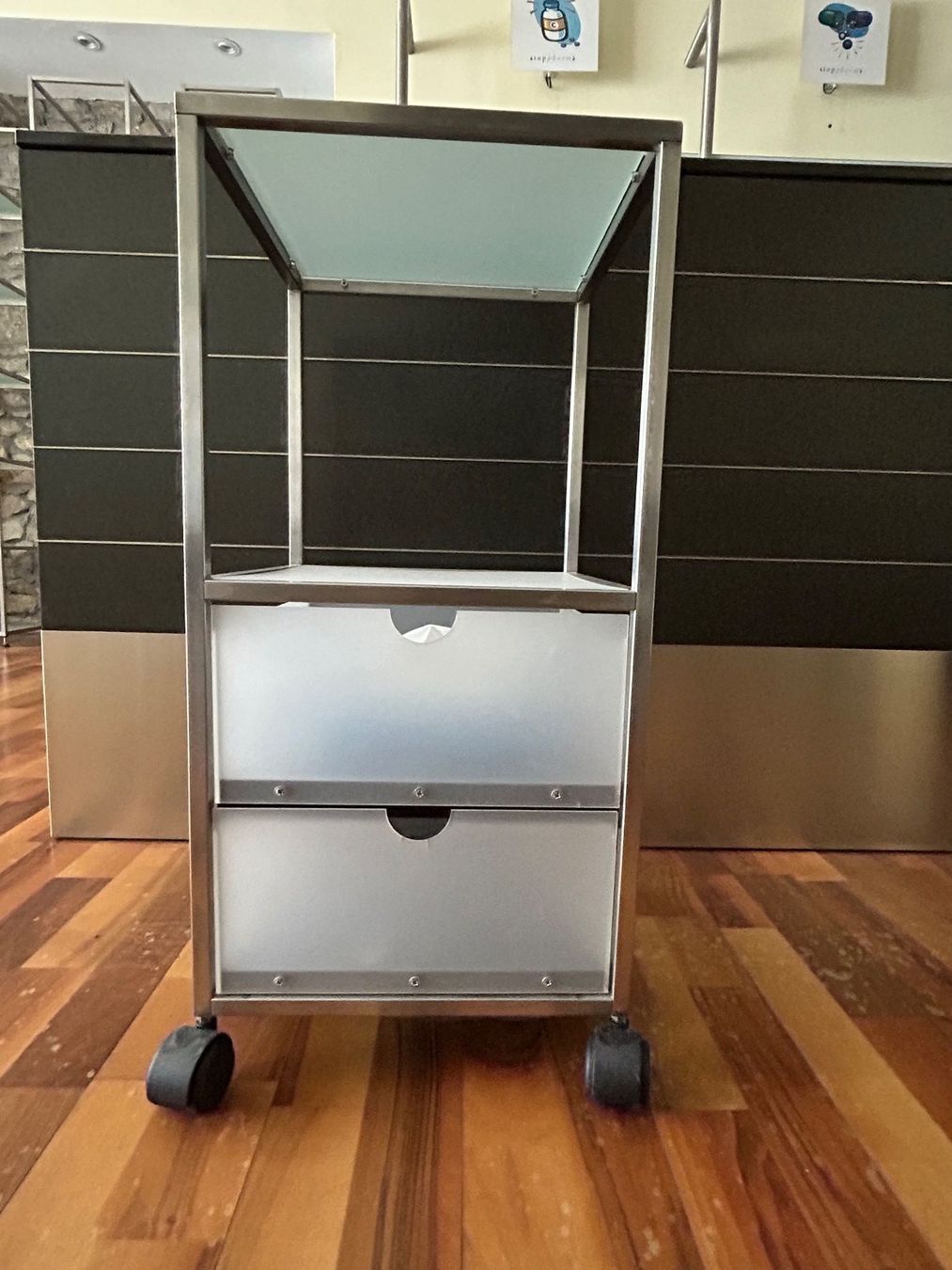 Mobili & Arredamento: Beistellwagen / mit Plexiglasplatten und -Schubladen – Usato da Seengen venduto da roe_h78q