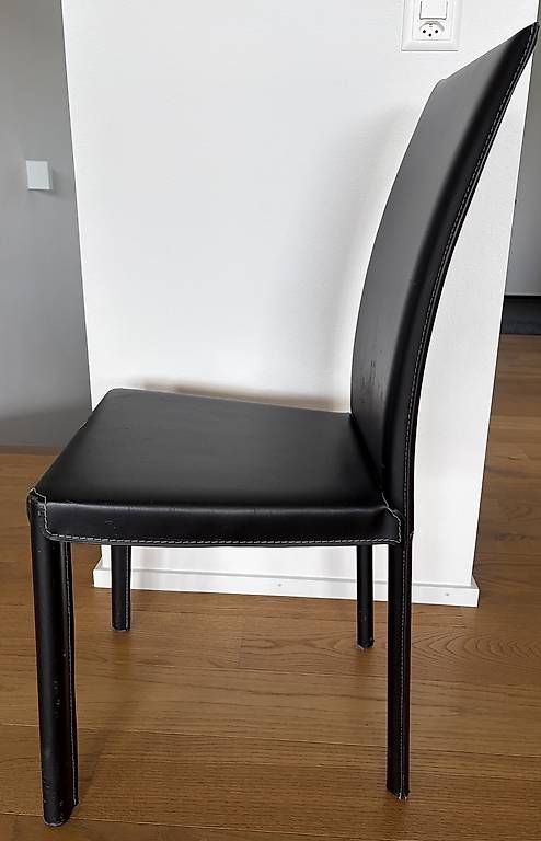 Chaises: 4-6 Kunstlederstühle (für Basteln oder Hussen) – D'occasion à Niederuzwil par UB9552 1