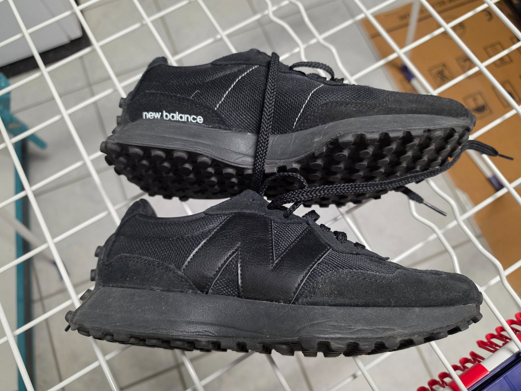 New Balance Scarpe da uomo: New Balance 327, schwarz – Usato da Safenwil venduto da Flaboenel 4