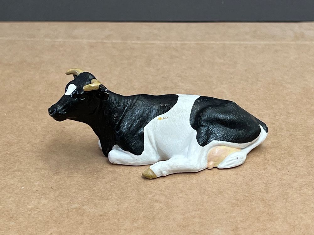 Schleich Kuh Schwarzbunt – Grasend, Handbemalt, Für Kinder Ab 3 Jahren, Aus Robustem Kunststoff