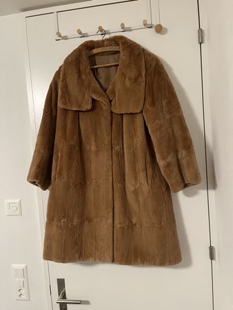 Eleganter brauner Kunstpelz Mantel— perfekt für den Winter