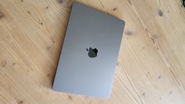 Apple MacBook Air M2, 13 Zoll mit Displayriss