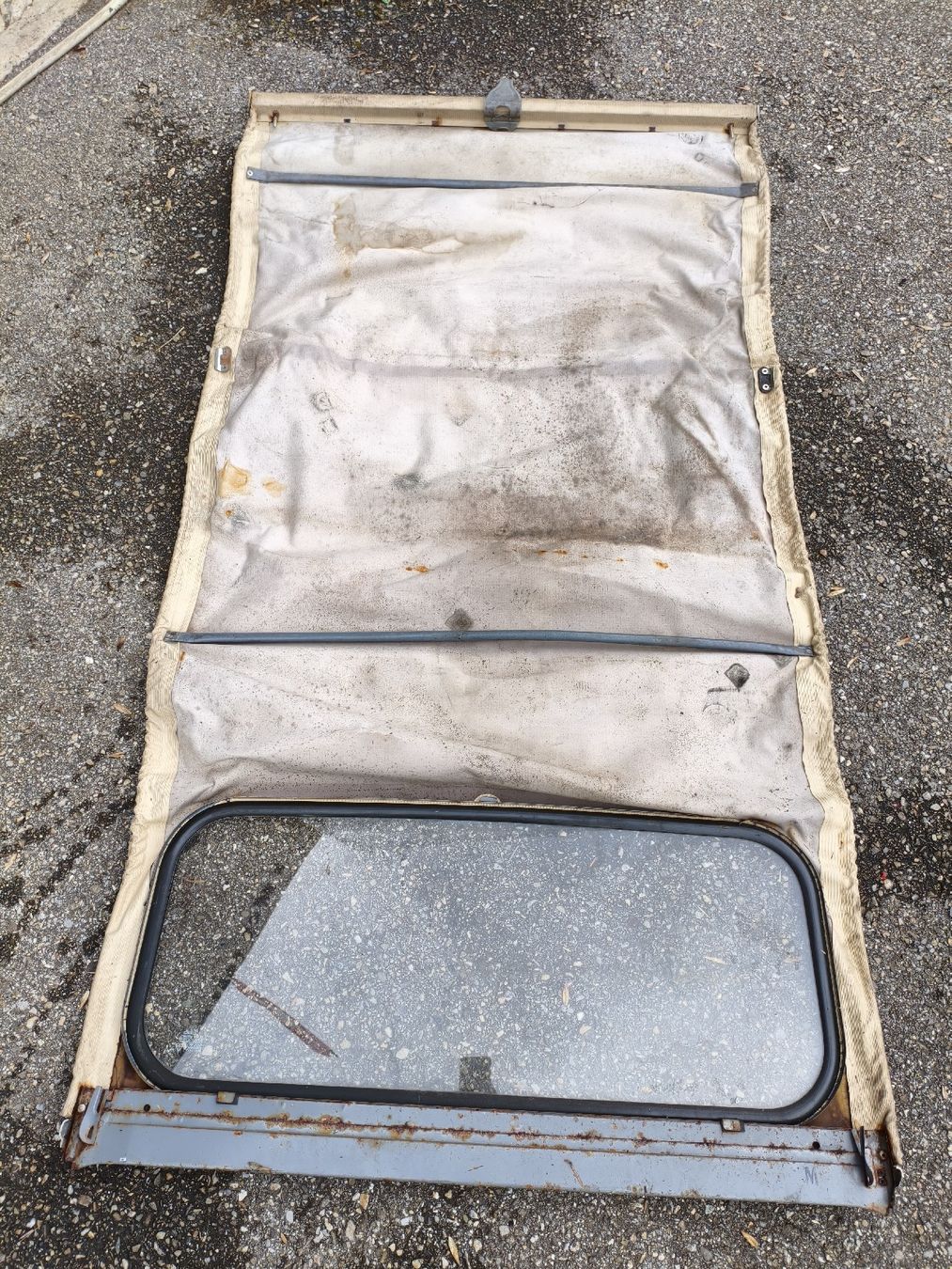 Citroën Tutti pezzi di ricambio auto: pare-brise et bâche Citroën 2cv – Usato da Court venduto da 2277 1