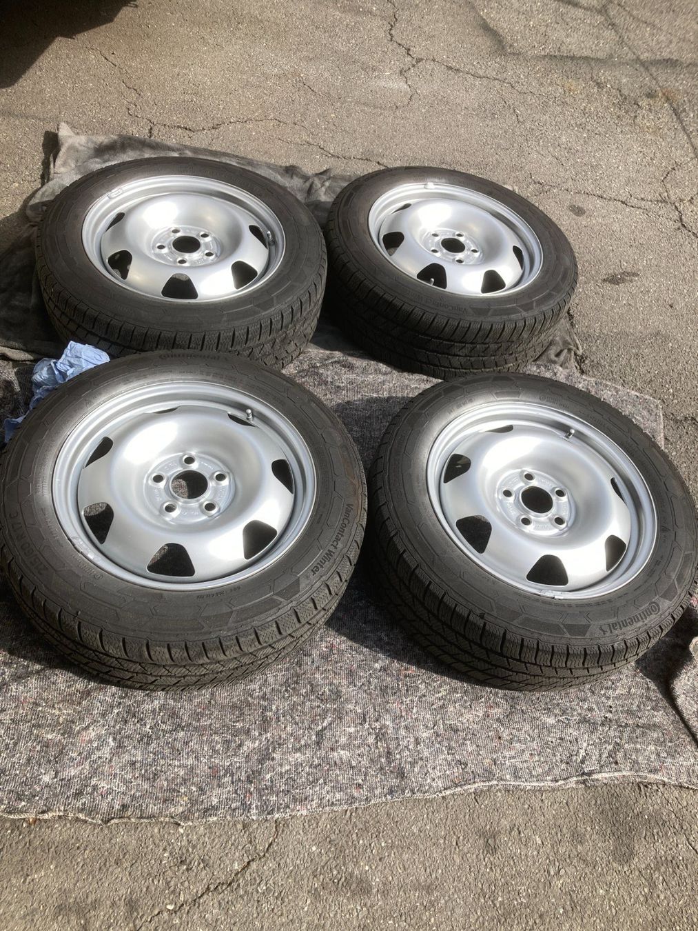 Continental Pneumatici & Ruote complete: VW T6 Multivan Winterräder 215/60R17 Continental – Usato da Cham venduto da Cham6332