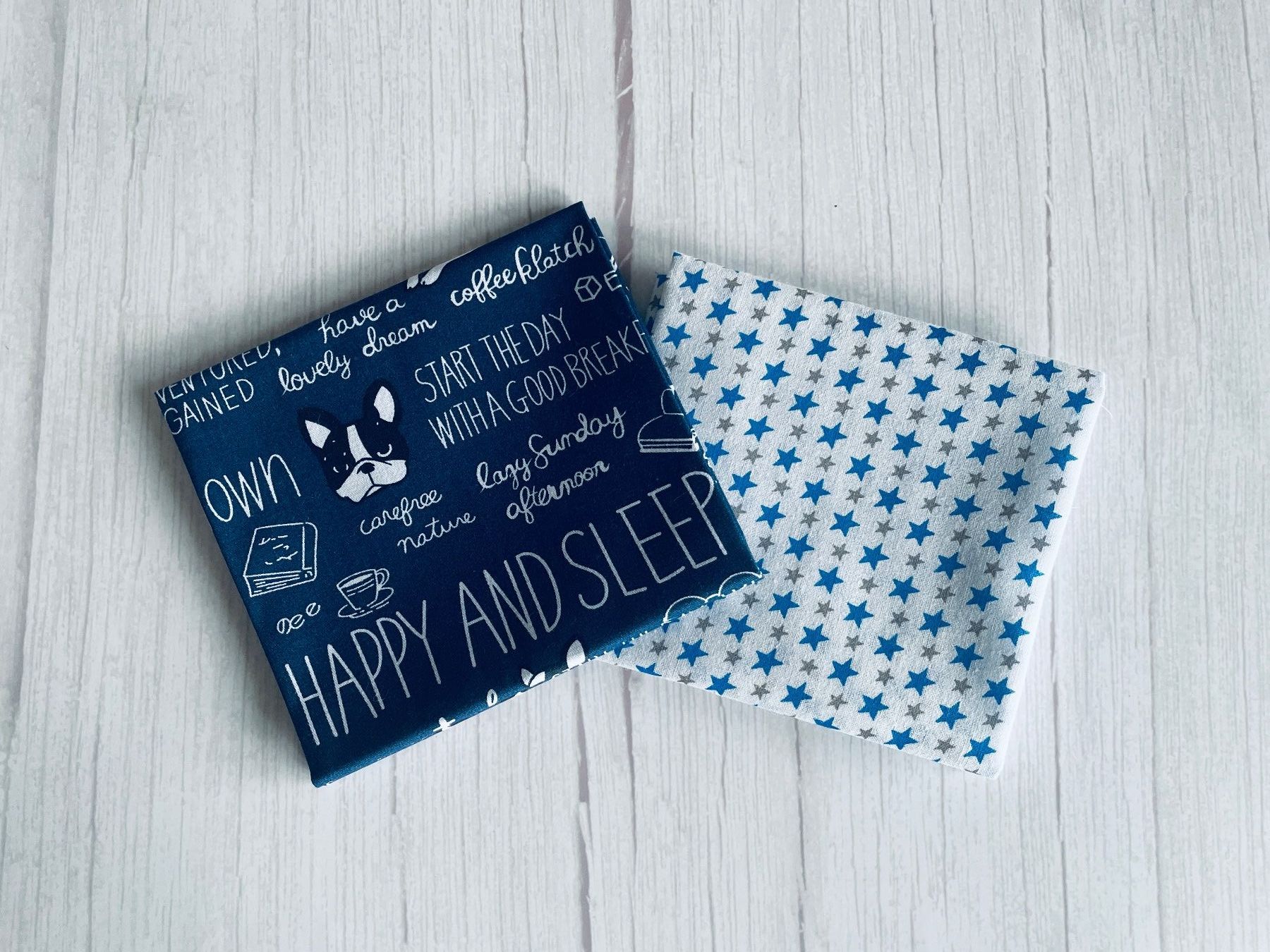 Tessuti: 2 Fat quarter/Coupons patchwork & couture - Bulldog Etoiles – Nuovo e nell'imballaggio originale da Gland venduto da san_xz5j