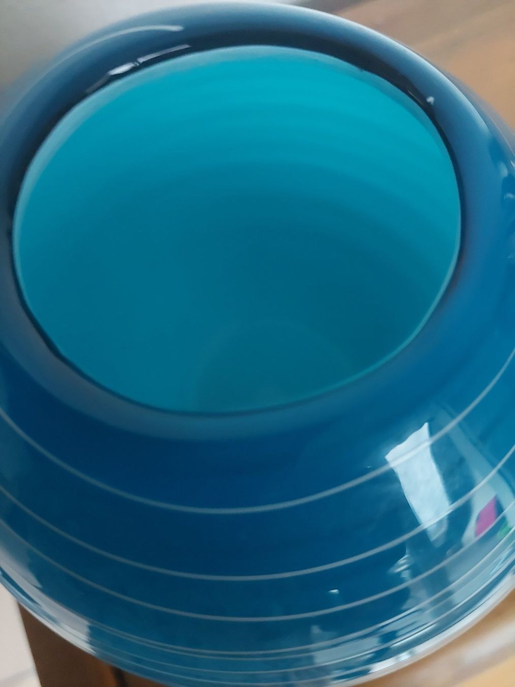 Vasi & Recipienti: Opalblaue Glasvase mit aufgeschmolzenem Glasfaden – Usato da Hergiswil NW venduto da maiette-23.N 2