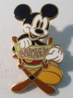 Z951 - Pin Mickey Mouse auf dem Regiestuhl