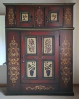 Bauernschrank mit Malerei