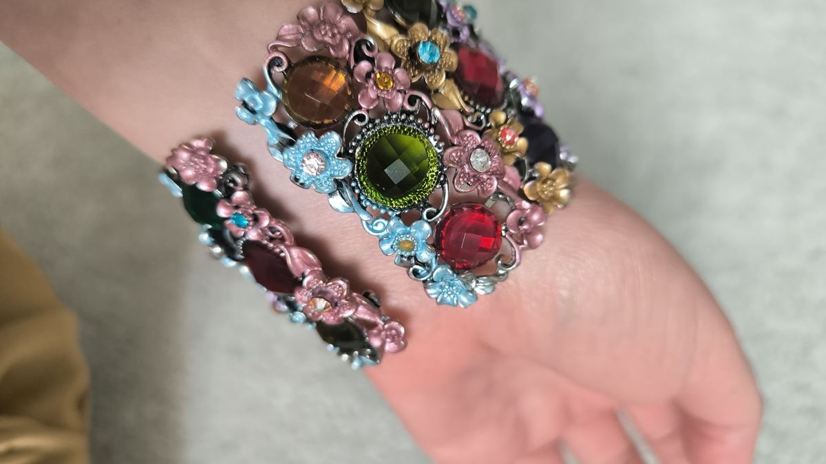 Bracelets: Bunter Blumenarmreif, elastisch – D'occasion à Seuzach par laj_p6gj 5