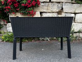 Hochbeet / Pflanzkasten auf Beinen, schwarz, Rattan-Optik