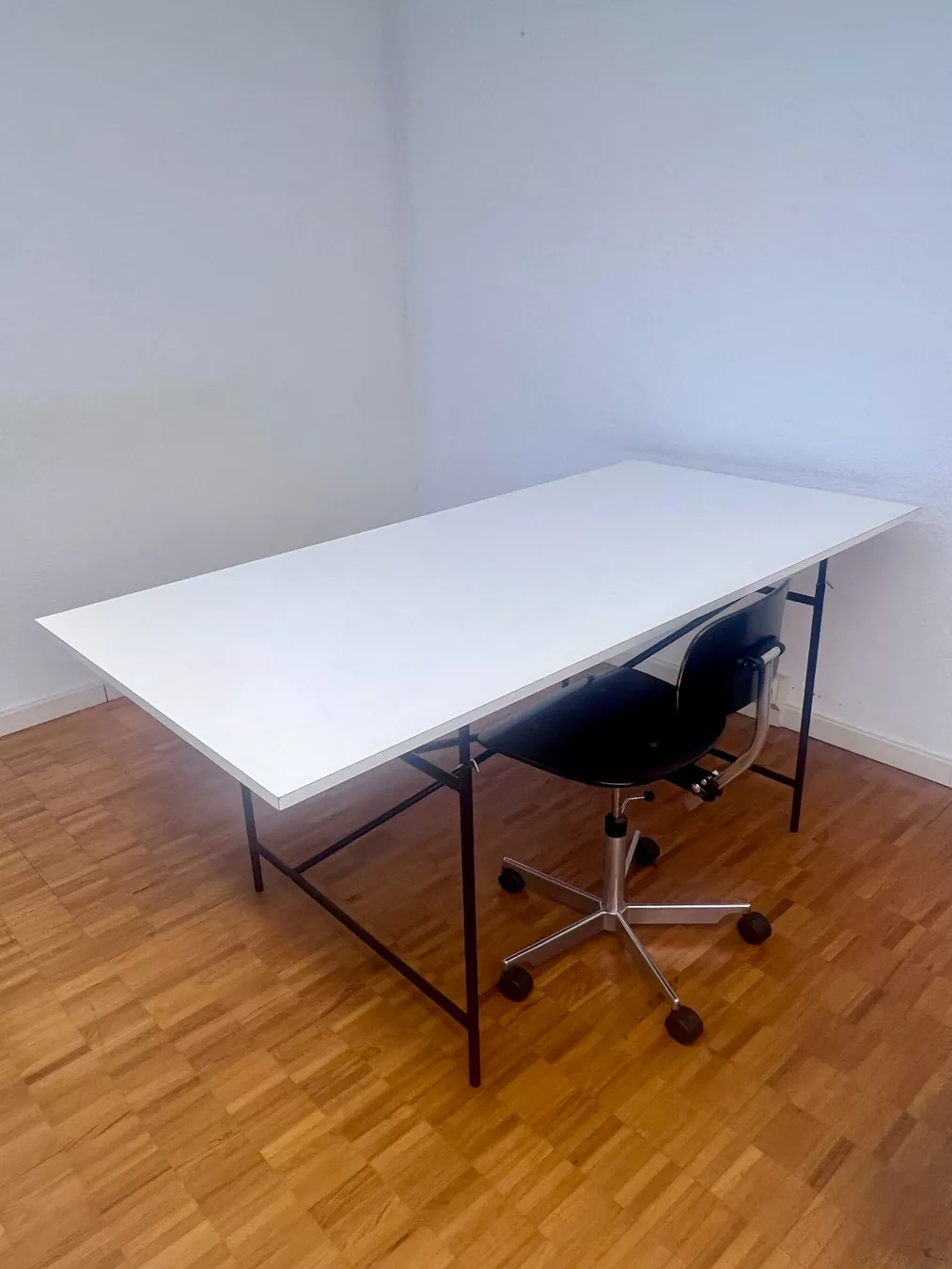 Richard Lampert Scrivanie: Tischgestell Eiermann mit Tischplatte weiss – Usato da Zürich venduto da wme_n5yf 5