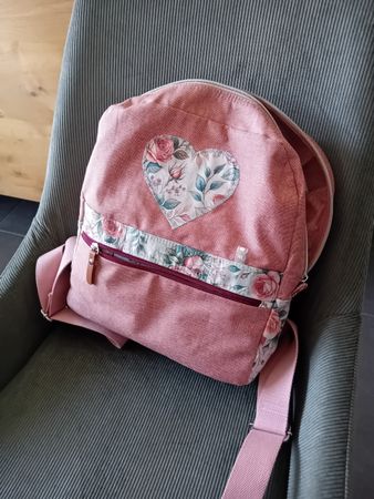 Rucksack rosa mit Herz-Applikation und Blumenmuster