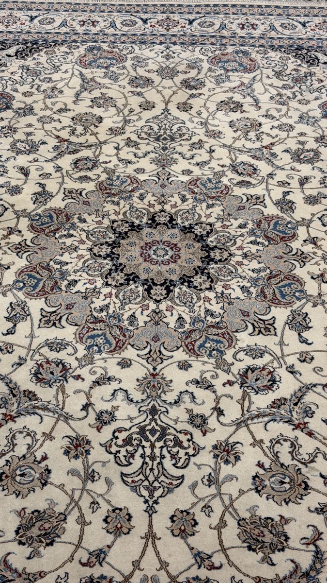 Teppiche: GHOM Seide Orientteppich mit Blumenmuster hellblau beige – Gebraucht aus Reinach BL von BachoferRaeumungen 5
