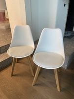 2 Stühle aus Holz und Kunststoff