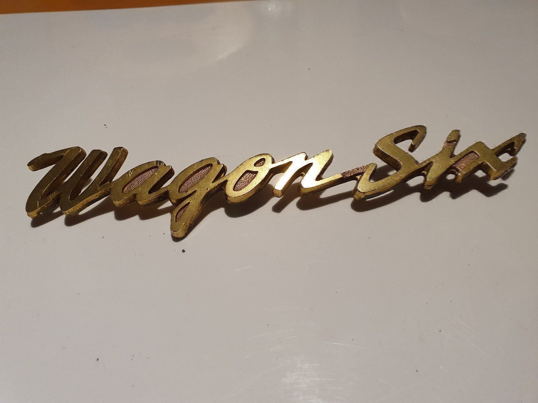 Nissan Tutti pezzi di ricambio auto: Datsun 2000 Wagon Six Emblem – Usato da Aesch BL venduto da Sommer755