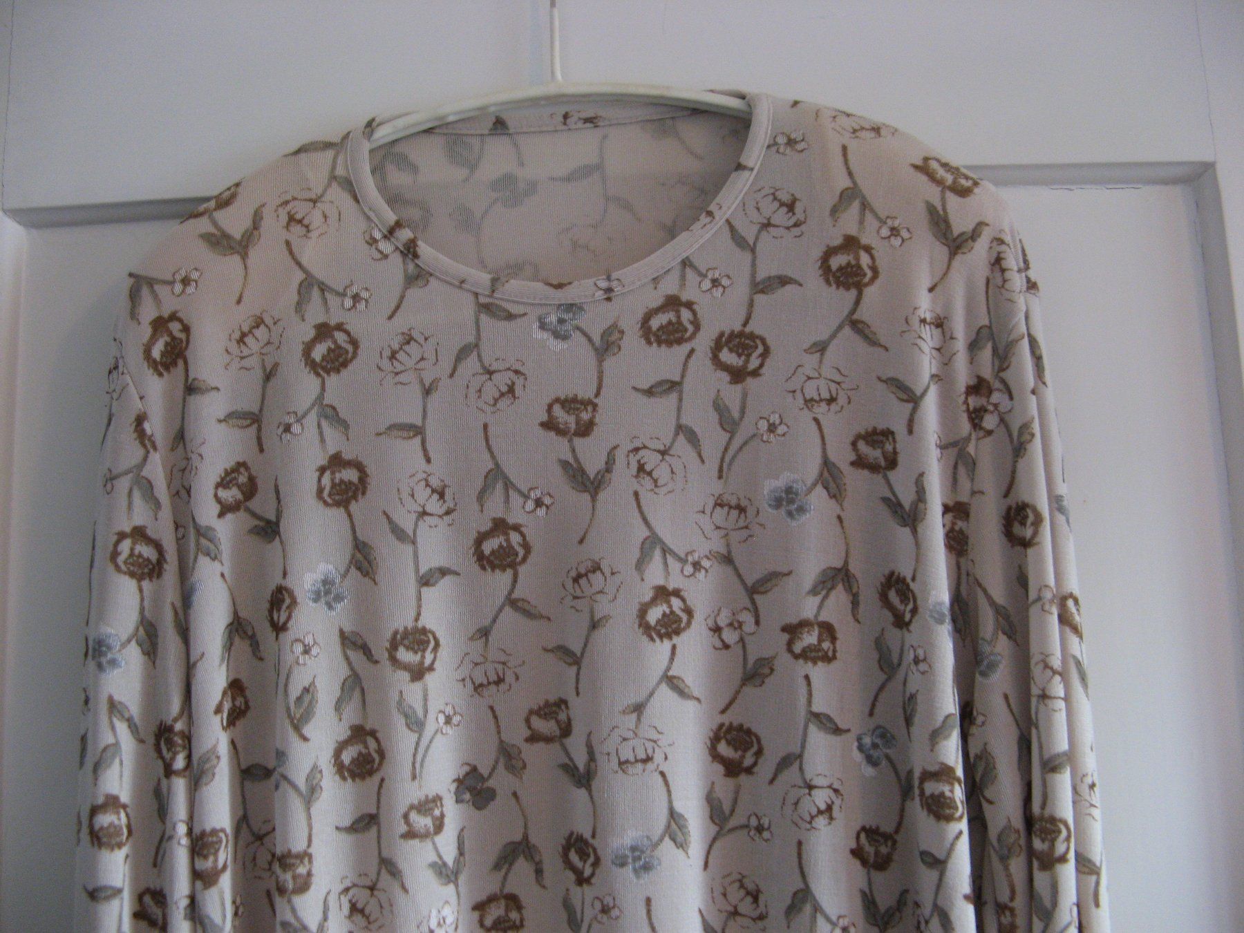 Blusen: Shirt Bluse Gr. 42 mit Schulterpolster – Gebraucht aus Zürich von apil 1