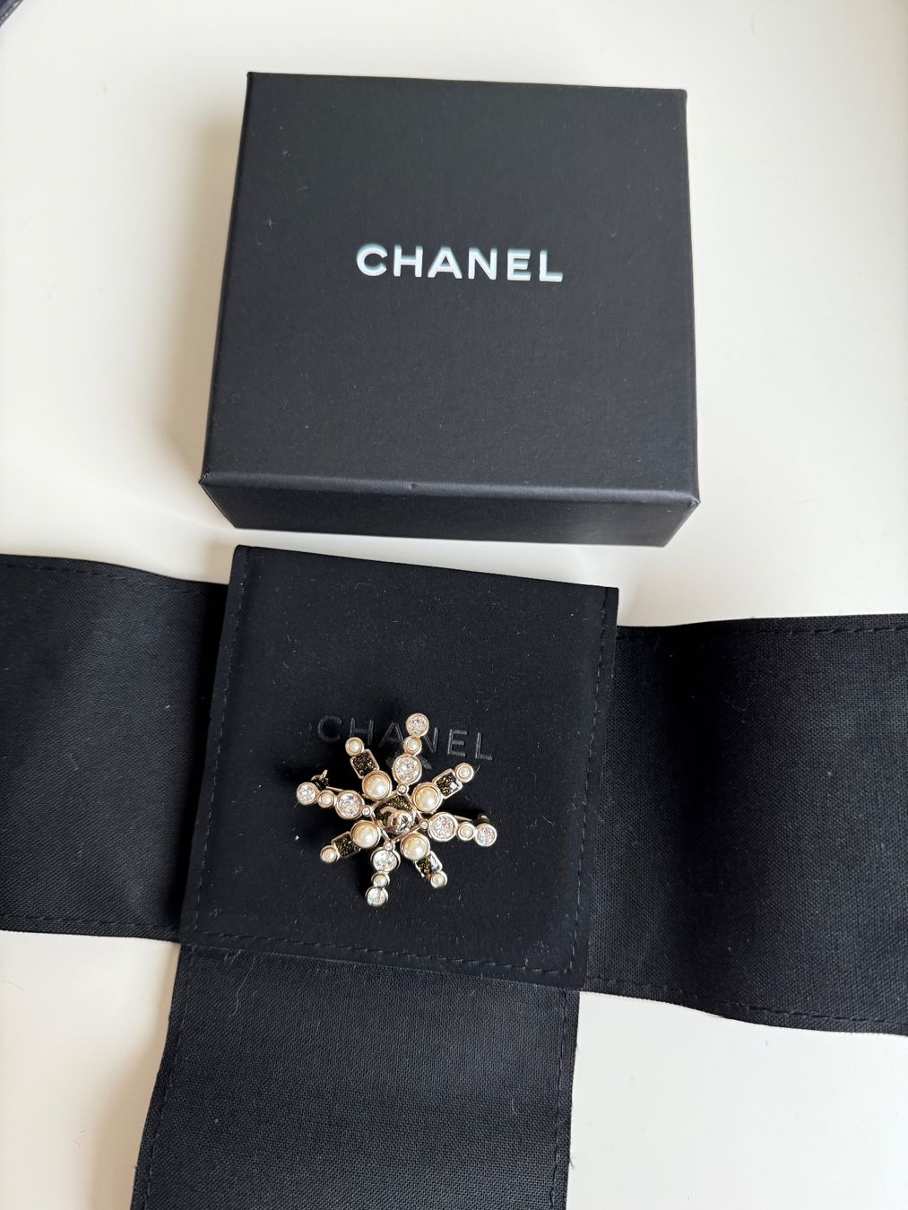 Chanel Broches & Aiguilles: Chanel Brosche – Neuf avec emballage d'origine à Winterthur par 19.19