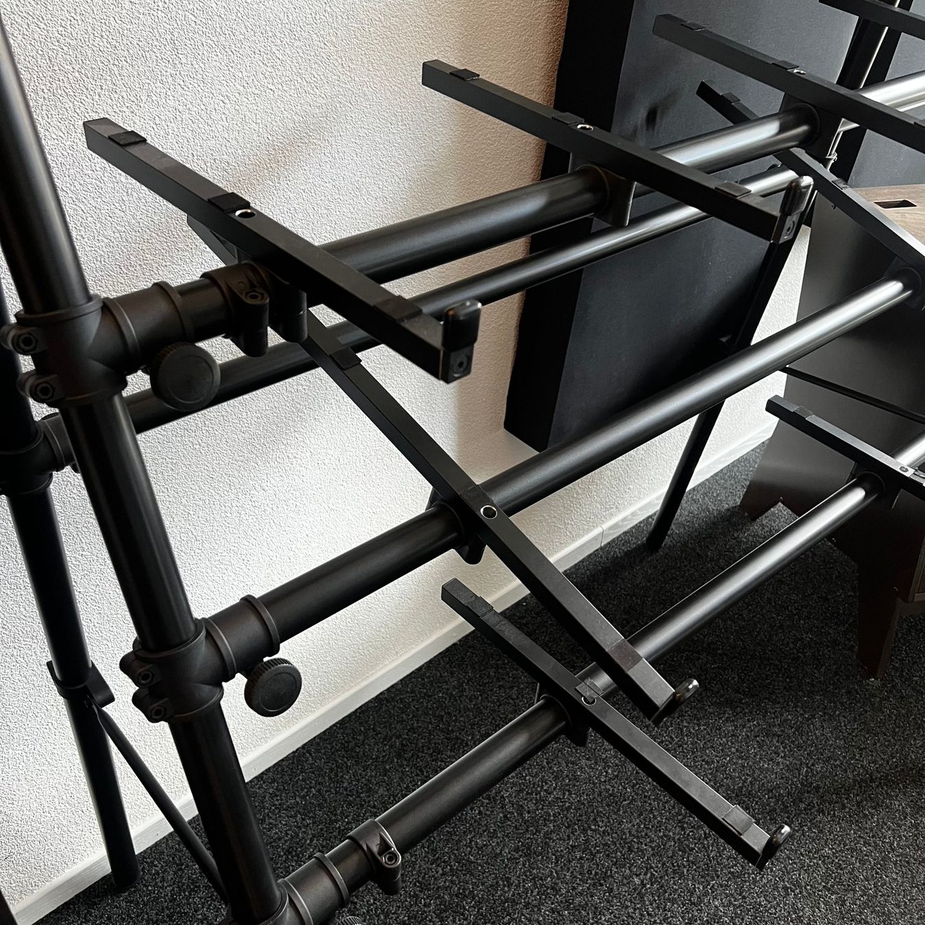 Instrumenten-& Notenständer: Jaspers Keyboardständer 4D-120B mit Custom Holzauflage – Gebraucht aus Sissach von Subnoize 2