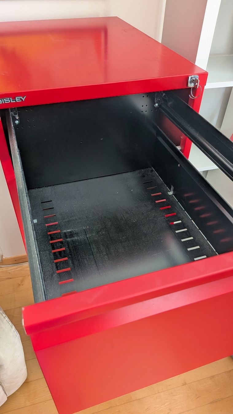 Cassettiere: Filing Cabinet Bisley Red 4 Drawers GRATIS – Usato da Küsnacht ZH venduto da moggylover 4