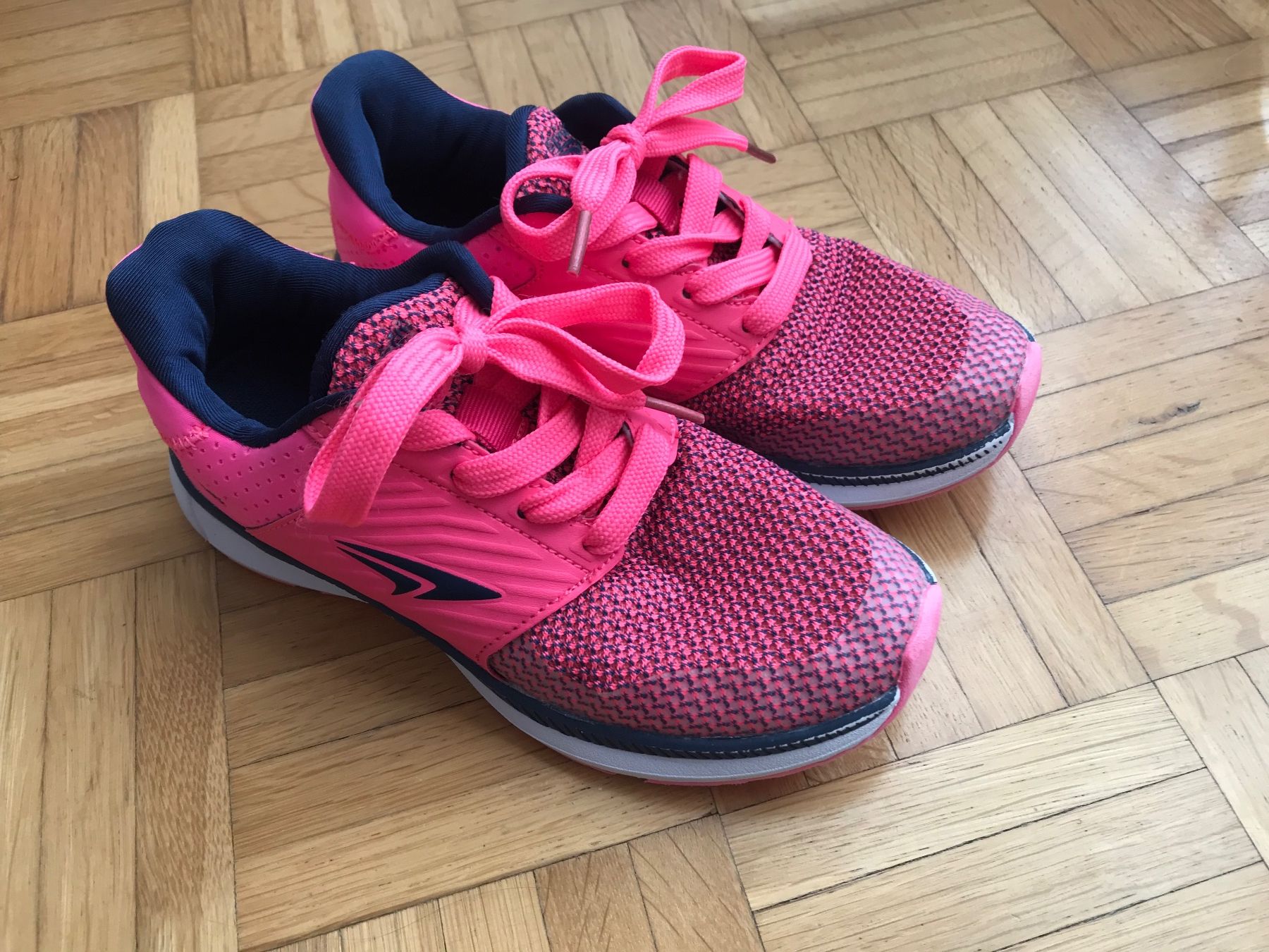Scarpe per ragazze: Turnschuhe Grösse 33 neon rosa – Usato da Emmenbrücke venduto da Hathor123