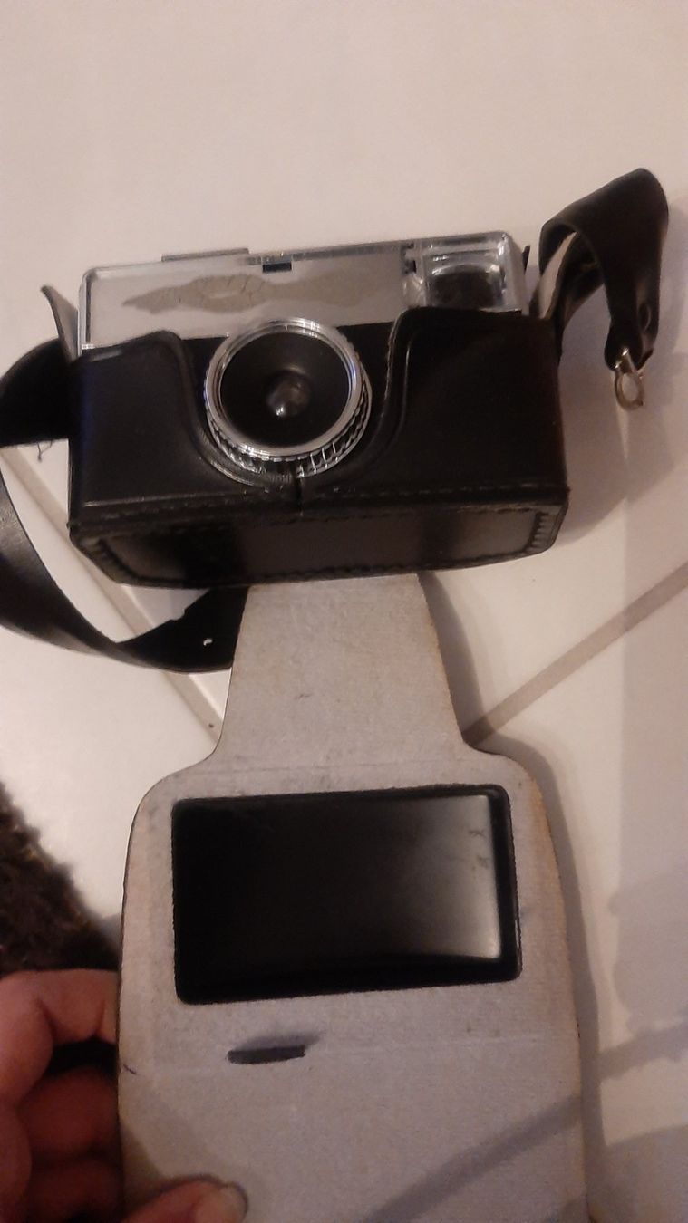 Kodak Fotocamera: K..152 R) Kodak Kamera mit Hülle – Usato da Rickenbach b. Wil venduto da Sunshine224