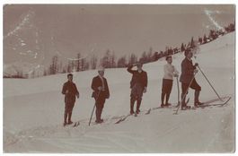 Skiläufer im Schnee um 1900, Schweiz