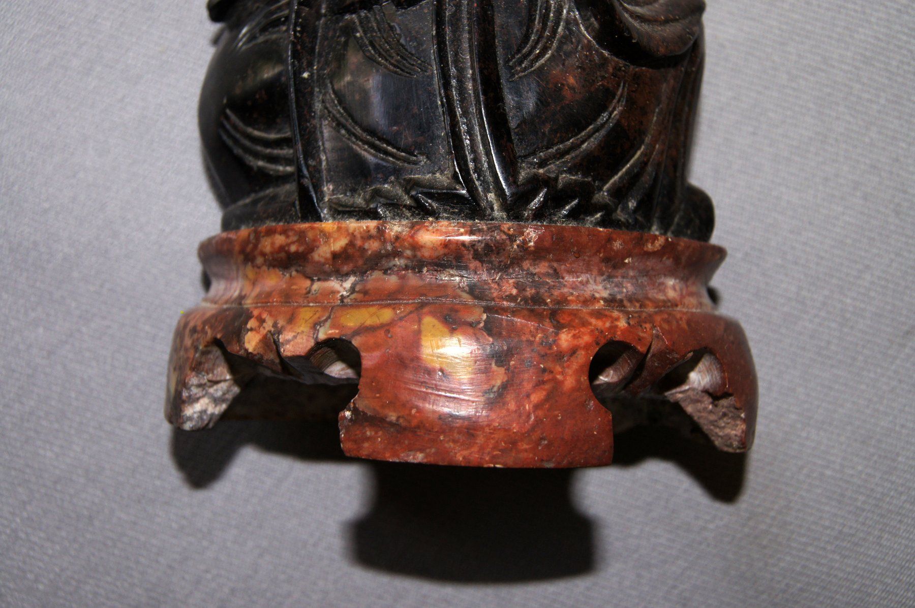 Figuren: Specksteinfigur eines Weisen, schwarz – Gebraucht aus Geroldswil von ARTEFACTO 3
