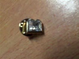 Goldfarbener Pin mit Monogramm "B"